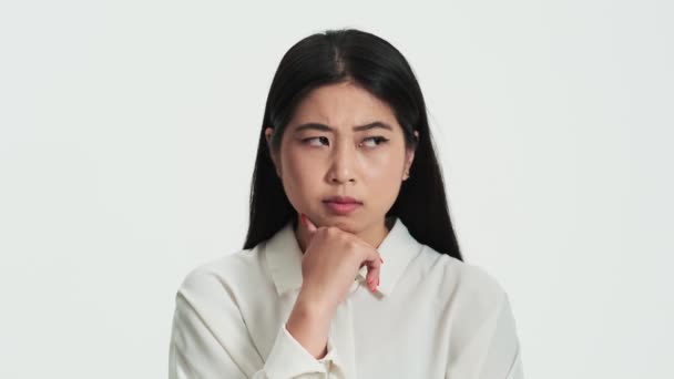 Pandangan Close Tentang Seorang Wanita Asia Korea Yang Serius Berpikir — Stok Video