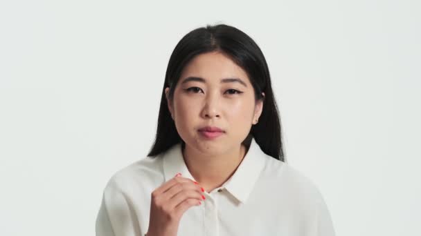 Vista Cerca Una Hermosa Mujer Coreana Asiática Mirando Cámara Cuanto — Vídeo de stock