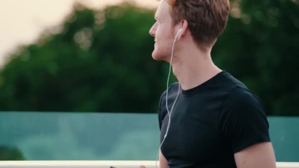 Una Vista Cerca Hombre Corredor Con Auriculares Con Cable Caminando — Vídeo de stock