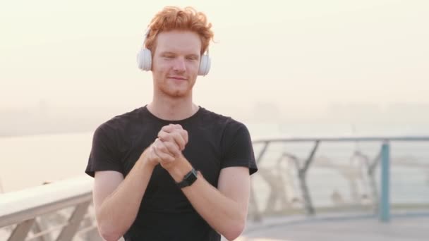 Een Serieuze Atleet Met Een Koptelefoon Die Sport Oefeningen Doet — Stockvideo