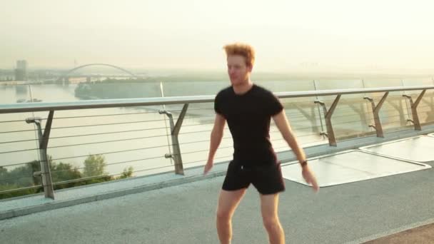 Ένας Δυνατός Μυώδης Αθλητής Πηδάει Στη Γέφυρα Έξω — Αρχείο Βίντεο