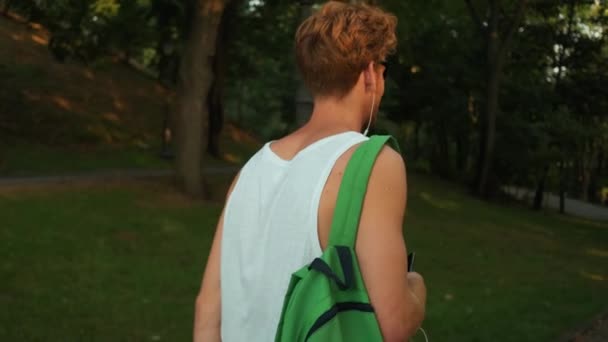 Achteraanzicht Van Een Sporter Die Zomers Buiten Het Park Loopt — Stockvideo