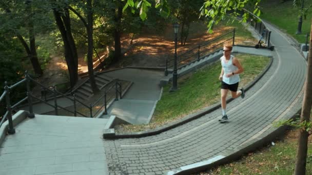 Een Sportman Die Zomers Naar Boven Rent Het Park — Stockvideo