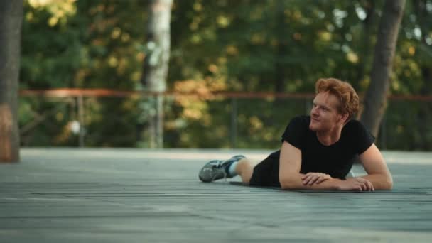 Ein Sportler Liegt Auf Der Yogamatte Auf Dem Sportplatz — Stockvideo