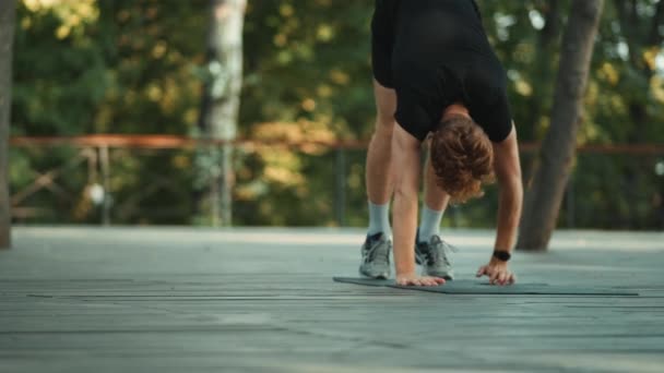 Een Sporter Die Zich Uitrekt Yogamat Het Sportveld — Stockvideo