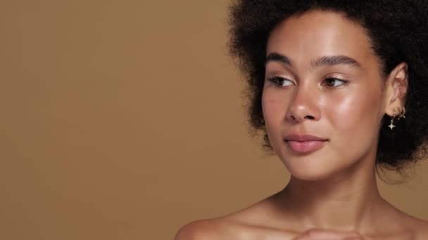 Una Vista Ravvicinata Una Donna Afro Americana Mezza Nuda Soddisfatta — Video Stock