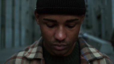 Sokakta kameraya bakan ciddi bir Amerikalı.