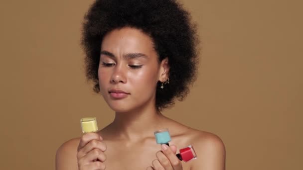 Una Vista Cerca Una Mujer Afroamericana Pensando Elegir Color Del — Vídeo de stock