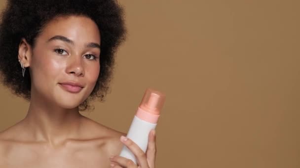 Una Vista Cerca Una Hermosa Mujer Afroamericana Sosteniendo Mousse Lavado — Vídeo de stock