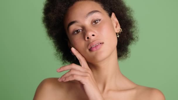 Gorgeous Half Naked Afro American Woman Posing Standing Isolated Light — Stock Video