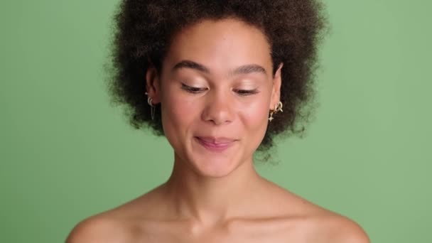 在工作室里 一个快乐的半裸黑人女人站在浅绿色的背景下 面带微笑 — 图库视频影像