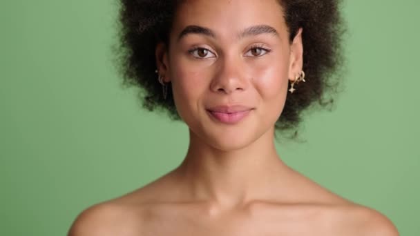 Een Glimlachende Halfnaakte Afro Amerikaanse Vrouw Die Naar Camera Kijkt — Stockvideo