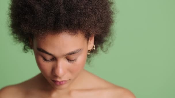 Una Vista Vicino Una Bella Donna Afro Americana Mezza Nuda — Video Stock