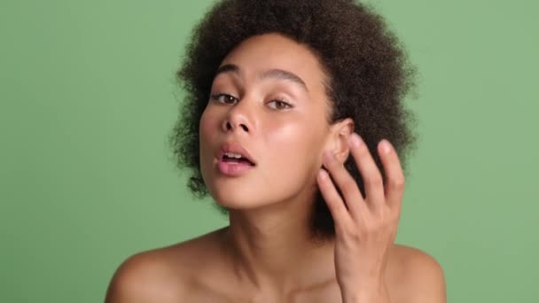 Uma Bela Mulher Afro Americana Semi Nua Olhando Para Espelho — Vídeo de Stock