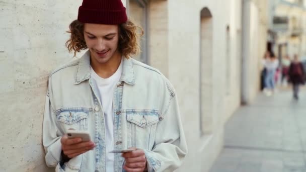 Homem Feliz Usando Jaqueta Jeans Usando Seu Celular Durante Transferência — Vídeo de Stock