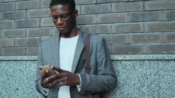 Homem Afro Americano Bonito Usando Seu Celular Enquanto Estava Fora — Vídeo de Stock