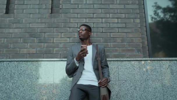 Homme Affaires Afro Américain Souriant Regardant Vers Côté Utilisant Son — Video