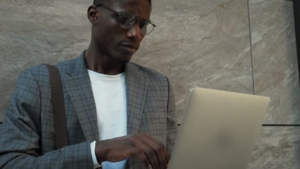 Homem Afro Americano Bonito Usando Seu Laptop Enquanto Faz Gesto — Vídeo de Stock