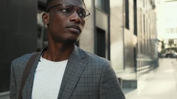 Uomo Affari Afroamericano Sicuro Che Cammina Strada — Video Stock