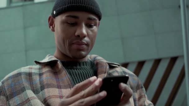 Nahaufnahme Eines Positiv Gestimmten Afrikanisch Amerikanischen Mannes Der Seine Mobile — Stockvideo