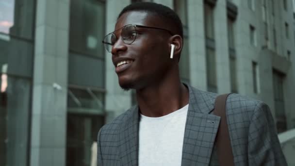 Close View African American Businessman Talking Phone Wearing Wireless Earphones — Stock Video