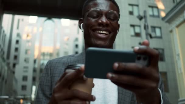 Una Visione Ravvicinata Uomo Affari Africano Americano Ridente Con Auricolari — Video Stock