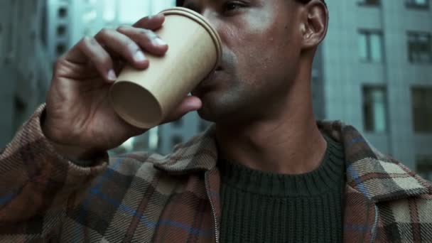 一个美国男人在街上喝咖啡的特写 — 图库视频影像
