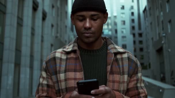 Hombre Americano Serio Escribiendo Mensaje Usando Teléfono Caminando Afuera Calle — Vídeo de stock