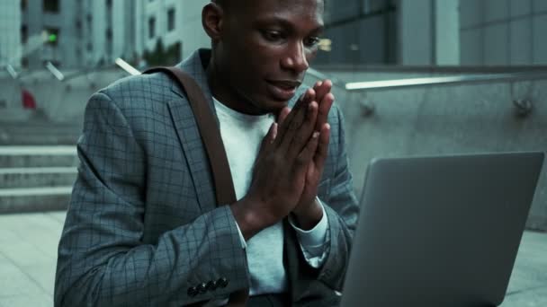 Una Visione Ravvicinata Uomo Affari Afroamericano Che Lavora Con Suo — Video Stock