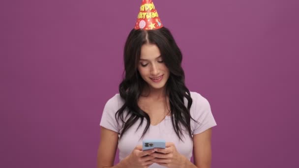 Sonriente Cumpleañera Con Una Gorra Cabeza Charlando Con Móvil Pie — Vídeos de Stock