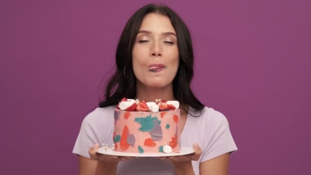 Una Mujer Sonriente Comiendo Pastel Cumpleaños Pie Aislada Sobre Fondo — Vídeos de Stock