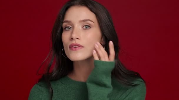 Una Mujer Sonriente Vistiendo Suéter Verde Mirando Espejo Pie Aislado — Vídeo de stock