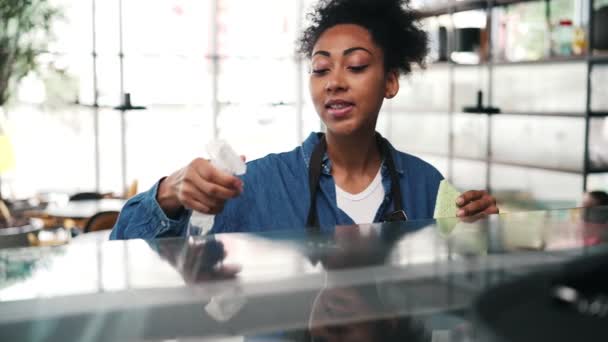 一位非洲裔美国咖啡店女工清扫咖啡店内的吧台 — 图库视频影像