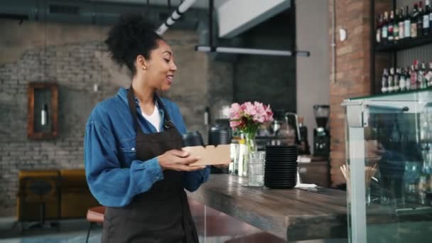 Nöjd Afrikansk Servitör Som Jobbar Kaféet — Stockvideo