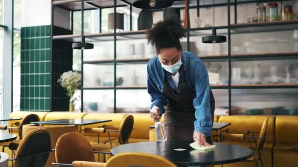 Una Trabajadora Café Afroamericana Usando Máscara Médica Protectora Limpiando Mesa — Vídeos de Stock