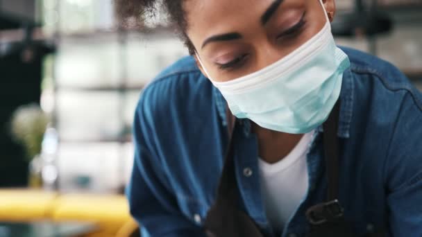 Närbild Afrikansk Amerikansk Kafé Arbetare Kvinna Bär Skyddande Medicinsk Mask — Stockvideo