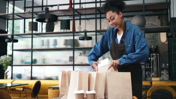 Una Vista Cerca Una Trabajadora Afroamericana Empacando Pedidos Dentro Cafetería — Vídeos de Stock