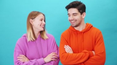 Mutlu çift, stüdyoda mavi arka planda beş ayrı ayakta duruyor.