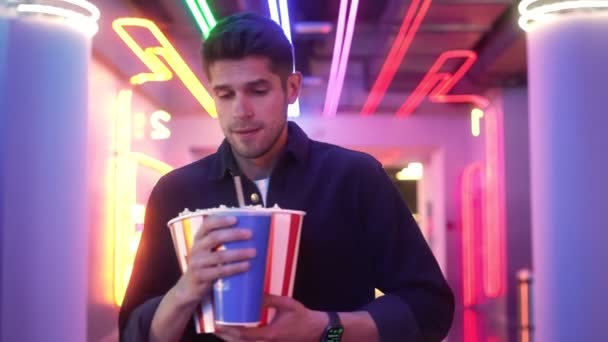 Jóképű Férfi Sétál Moziba Miközben Popcornt Eszik — Stock videók