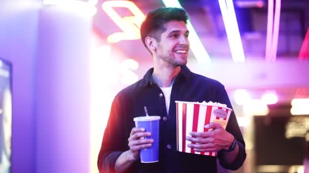 Uśmiechnięty Chłopak Idzie Oglądać Film Kinie Trzymając Popcorn Colę — Wideo stockowe