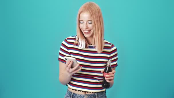 Щаслива Жінка Навушниками Використовуючи Свій Мобільний Телефон Коли Кола Стоїть — стокове відео