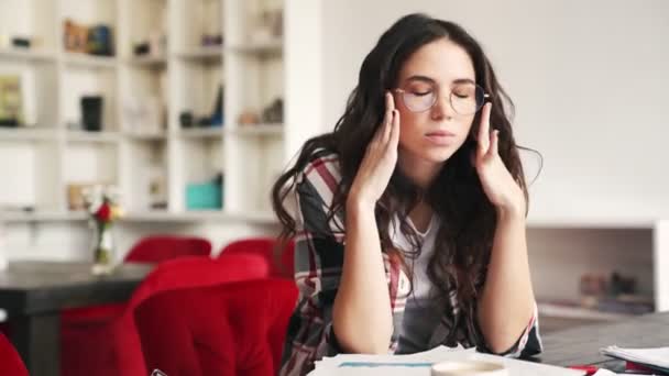 Una Mujer Cansada Quita Las Gafas Mientras Trabaja Con Documentos — Vídeos de Stock