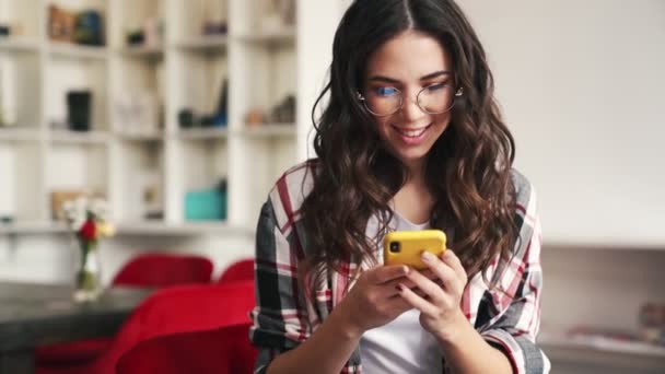 Una Diseñadora Sonriente Trabajando Con Paleta Colores Sentada Dentro Del — Vídeo de stock