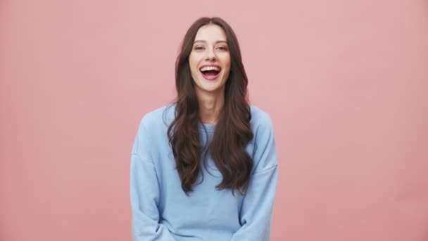 Een Positieve Brunette Vrouw Dragen Hoodie Knikken Naar Camera Staan — Stockvideo