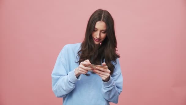 Šťastná Brunetka Žena Hraje Digitální Hry Pomocí Svého Mobilu Izolované — Stock video