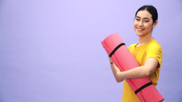 Sorriso Asiático Coreano Mulher Tomando Tapete Ioga Fazendo Polegar Gesto — Vídeo de Stock