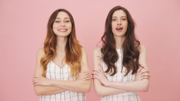 Positivo Ragazze Annuendo Alla Fotocamera Piedi Isolato Sfondo Rosa Studio — Video Stock