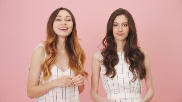 Meninas Sorridentes Rindo Para Câmera Isolado Sobre Fundo Rosa Estúdio — Vídeo de Stock