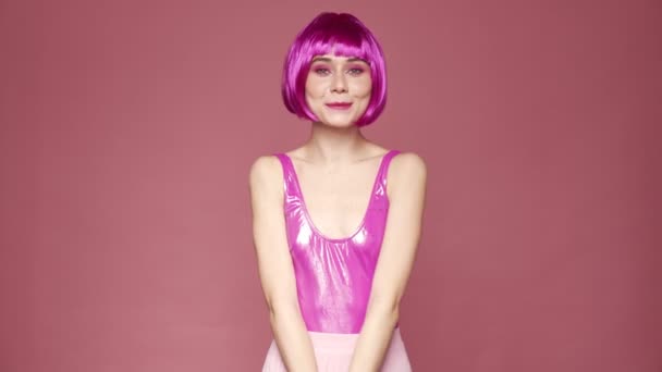 Усміхнена Дівчина Рожевим Волоссям Сміється Камери Стоячи Ізольовано Рожевому Фоні — стокове відео