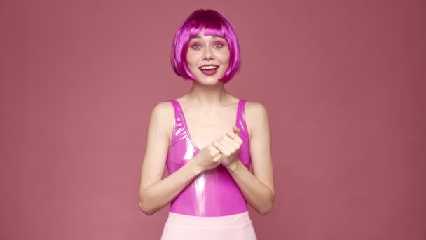 Chica Feliz Con Pelo Rosa Agitando Mano Cámara Pie Aislado — Vídeos de Stock